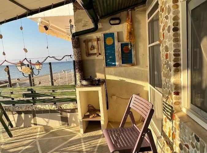 Tatil Evi Fenia's Beachfront House *