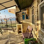 بيت للعطل Fenia's Beachfront House *