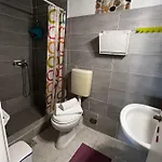 بيت للعطل Fenia's Beachfront House