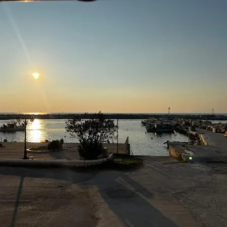 Дом отдыха Fenia's Beachfront House *
